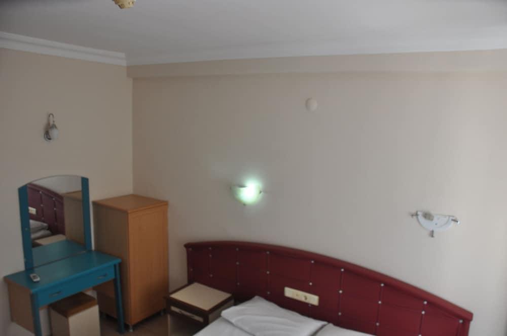 Hotel apartamentowy Basils 2*