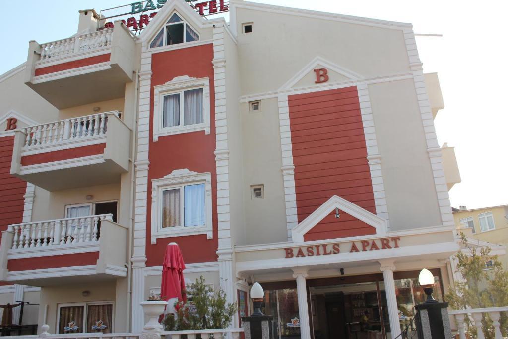 Hotel apartamentowy Basils 2*